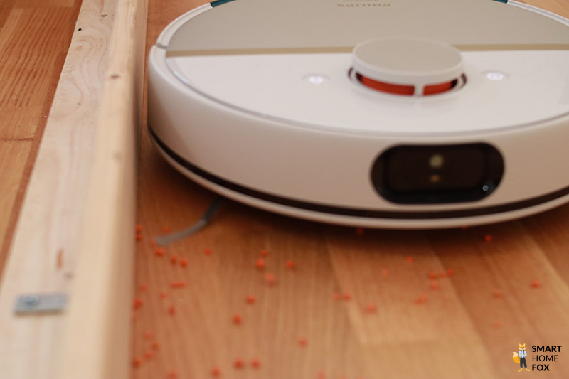 Philips HomeRun reinigt entlang der Leisten.